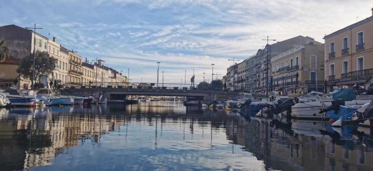 Vues exceptionnelles mer, port et toits de Sète Esterno foto